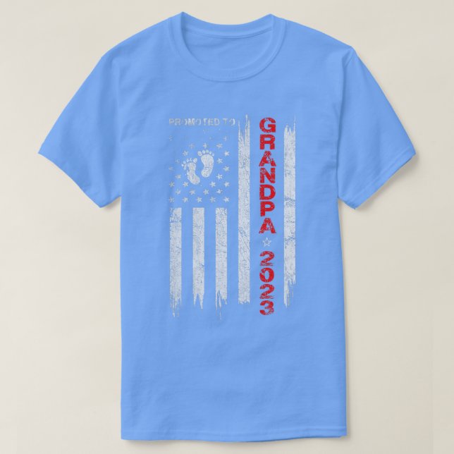 Manar befordrad till Grandpa 2023 Patriotic Flagga T Shirt (Design framsida)