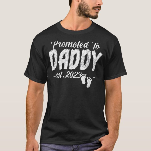 Manar befordrad till pappa 2023 Nyfödd bebis-famil T Shirt (Framsida)