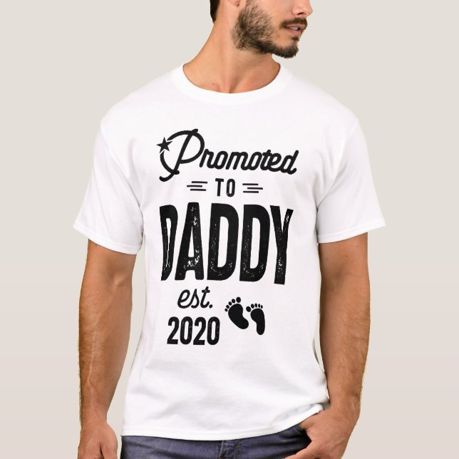 Manar befordrades till pappa Est. 2020 års Baby-gå T Shirt (Framsida)