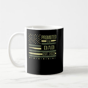 Manar befordrades till Pappa Est 2023 Proud Army M Kaffemugg