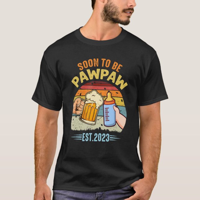 Manar befordrades till Pawpaw est 2023 snart till  T Shirt (Framsida)