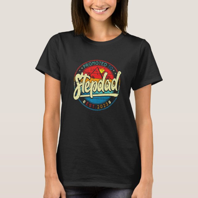 Manar befordrades till Stepdad 2023 First Far T Shirt (Framsida)