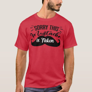 Manar beklagar att den här kräftan tas på en nyfik t shirt