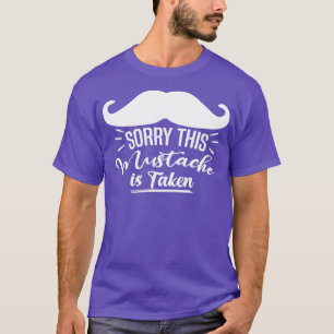 Manar beklagar att den här kräftan tas på en nyfik t shirt