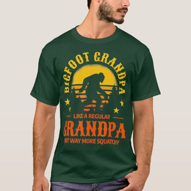 Manar Bigfoot Grandpa Funny Retro Sasquatch T Shirt (Framsida)