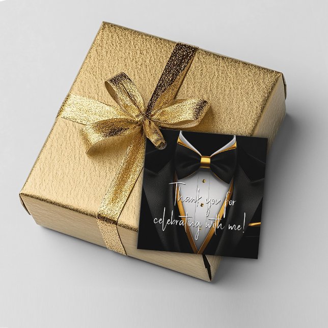 Manar Black Guld Tuxedo Birthday Gåvor Etiketter (Mens black and gold birthday party favor gift tags. Add your text or photo to personalize. )