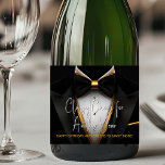 Manar Black Guld Tuxedo Champagne-etikett<br><div class="desc">Fira i stil med vår lassi-svarta och guld-tuxedo-champagne-flaska-etikett med en sofistikerad svart och guld-tuxedo-design med svart tuxedo med svart och guld och guld-ficka. Skripttext för elegant lägger till en liten bit av klass,  perfekt för valfri födelsedagspresent,  party eller händelse. Anpassa med ert budskap och göra firande helt oförglömligt.</div>