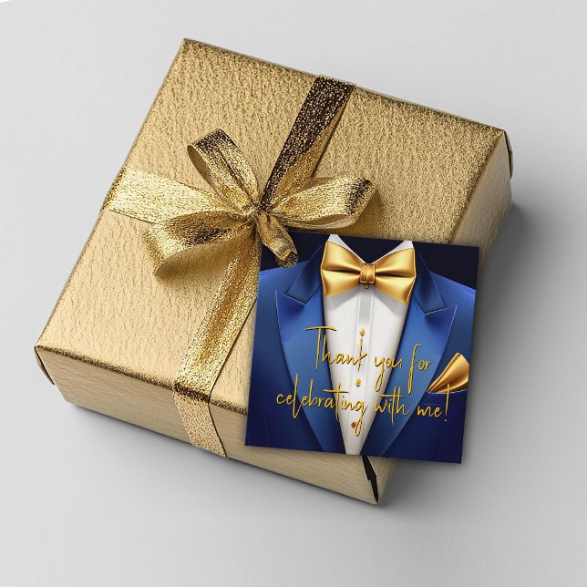 Manar Blue Guld Födelsedagsfest Gåvor Etiketter (Men's birthday favor gift tags with blue and gold tuxedo design. You can personalize with your text.)