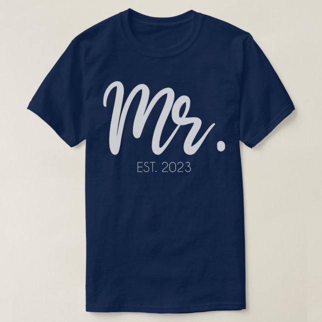 Manar Bröllop Matching ger mr Est 2023 Groom  T Shirt (Design framsida)