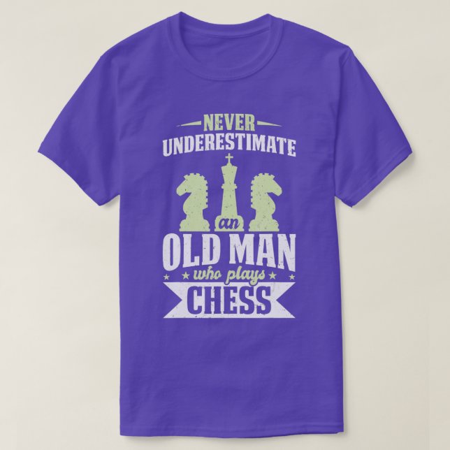 Manar Chess underskattar aldrig Gamla schackspelet T Shirt (Design framsida)
