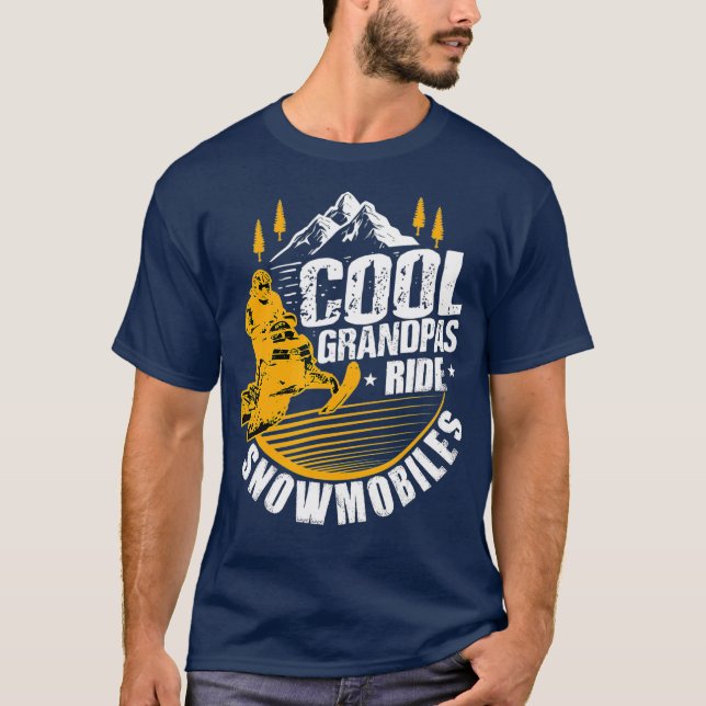 Manar Coola Grandpas Ride SnowMobes Gift Funny T Shirt (Framsida)