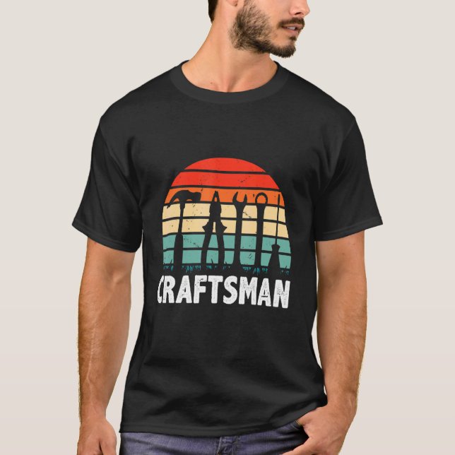 Manar Crateur Retro Graphic Electrician Worker to T Shirt (Framsida)