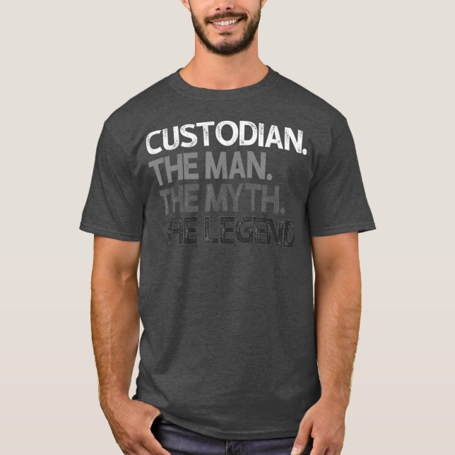 Manar Custodian Gift Man Myth of the Legend T Shirt (Framsida)