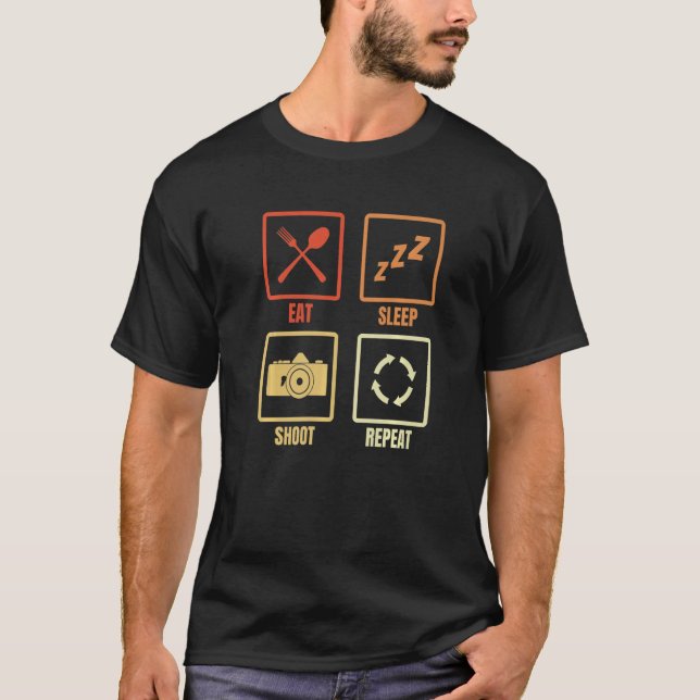 Manar Daily Routine Photographer Camera T Shirt (Framsida)