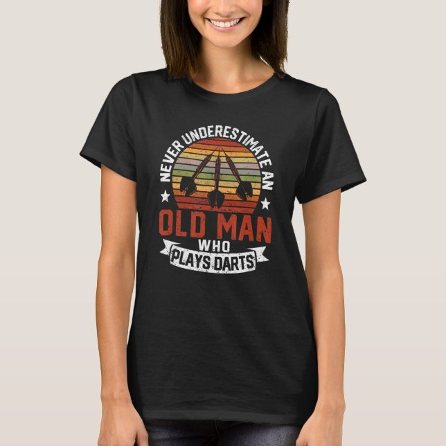 Manar Dart Player underskattar aldrig en gammal ma T Shirt (Framsida)