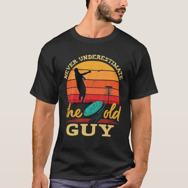 Manar Disk Golf underskattar aldrig den gamla Guy  T Shirt (Framsida)