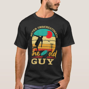 Manar Disk Golf underskattar aldrig den gamla Guy T Shirt