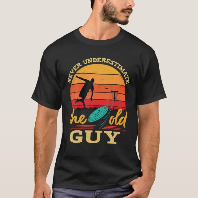 Manar Disk Golf underskattar aldrig den gamla Guy  T Shirt (Framsida)