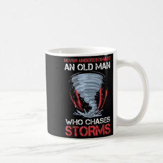 Manar en gammal man som jagar storms Storm Kaffemugg