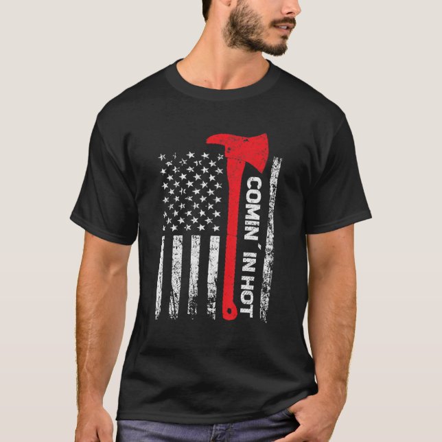 Manar Firefighter Comin i hett red line us flagga  T Shirt (Framsida)