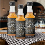 Manar Funny Whiskey 30års födelsedag Spritflaskor Etikett<br><div class="desc">Fira de stora 3-0 med stil och humor med den här vintagen whiskyinspirerade födelsedagsdesignen. Den svarta, guld och vita typografin är ornat och elegant, ge en klassisk vintage. Perfekt för en man (eller kvinna!) i ditt liv som kärlekar sin soffa, sprit, bourbon och andra spritdrycker. Innehåller en vintage av anpassade...</div>