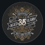 Manar Funny Whiskey 35e Birthday Runt Klistermärke<br><div class="desc">Fira de stora 3-0 med stil och humor med den här vintagen whiskyinspirerade födelsedagsdesignen. Den svarta, guld och vita typografin är ornat och elegant, ge en klassisk vintage. Perfekt för en man (eller kvinna!) i ditt liv som kärlekar sin soffa, sprit, bourbon och andra spritdrycker. Innehåller en vintage av anpassade...</div>