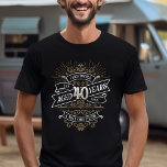 Manar Funny Whiskey 40:e födelsedagen T Shirt<br><div class="desc">Fira de stora 4-0 med stil och humor med den här vintagen whiskyinspirerade födelsedagsdesignen. Den svarta, guld och vita typografin är ornat och elegant, ge en klassisk vintage. Perfekt för en man (eller kvinna!) i ditt liv som kärlekar sin soffa, sprit, bourbon och andra spritdrycker. Innehåller en vintage av anpassade...</div>