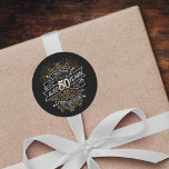 Manar Funny Whiskey 50:e födelsedagen Runt Klistermärke<br><div class="desc">Fira de stora 5-0 med stil och humor med den här vintagen whiskyinspirerade födelsedagsdesignen. Den svarta, guld och vita typografin är ornat och elegant, ge en klassisk vintage. Perfekt för en man (eller kvinna!) i ditt liv som kärlekar sin soffa, sprit, bourbon och andra spritdrycker. Innehåller en vintage av anpassade...</div>