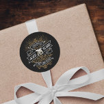 Manar Funny Whiskey 75:e Birthday Runt Klistermärke<br><div class="desc">Fira de stora 7-5 med stil och humor med den här vintagen whiskyinspirerade födelsedagsdesignen. Den svarta, guld och vita typografin är ornat och elegant, ge en klassisk vintage. Perfekt för en man (eller kvinna!) i ditt liv som kärlekar sin soffa, sprit, bourbon och andra spritdrycker. Innehåller en vintage av anpassade...</div>