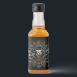 Manar Funny Whiskey 75:e Birthday Spritflaskor Etikett<br><div class="desc">Fira de stora 7-5 med stil och humor med den här vintagen whiskyinspirerade födelsedagsdesignen. Den svarta, guld och vita typografin är ornat och elegant, ge en klassisk vintage. Perfekt för en man (eller kvinna!) i ditt liv som kärlekar sin soffa, sprit, bourbon och andra spritdrycker. Innehåller en vintage av anpassade...</div>