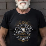 Manar Funny Whiskey 75:e Birthday T Shirt<br><div class="desc">Fira de stora 7-5 med stil och humor med den här vintagen whiskyinspirerade födelsedagsdesignen. Den svarta, guld och vita typografin är ornat och elegant, ge en klassisk vintage. Perfekt för en man (eller kvinna!) i ditt liv som kärlekar sin soffa, sprit, bourbon och andra spritdrycker. Innehåller en vintage av anpassade...</div>
