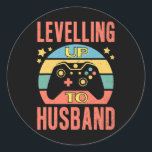 Manar Gamer Make utjämnar Bröllop Förlovning Runt Klistermärke<br><div class="desc">Manar Gamer Make och utjämnar Bröllop Förlovning Groom Fiance</div>