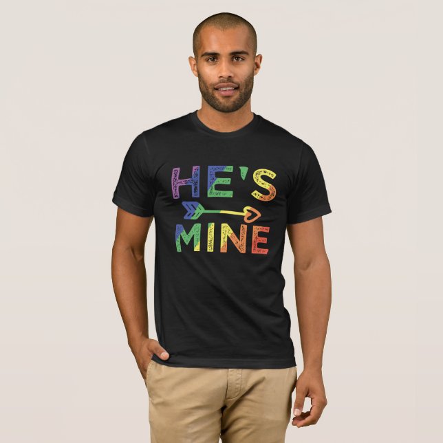 Manar Gay Couple Matching Han är mitt HBT-Pride T Shirt (Hel framsida)