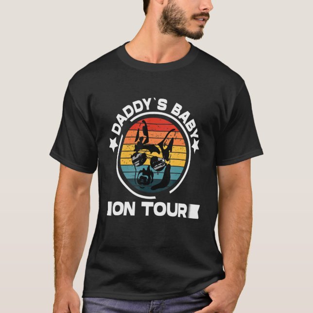 Manar German Shepherd Daddys Hund on Tour Hund Vin T Shirt (Framsida)