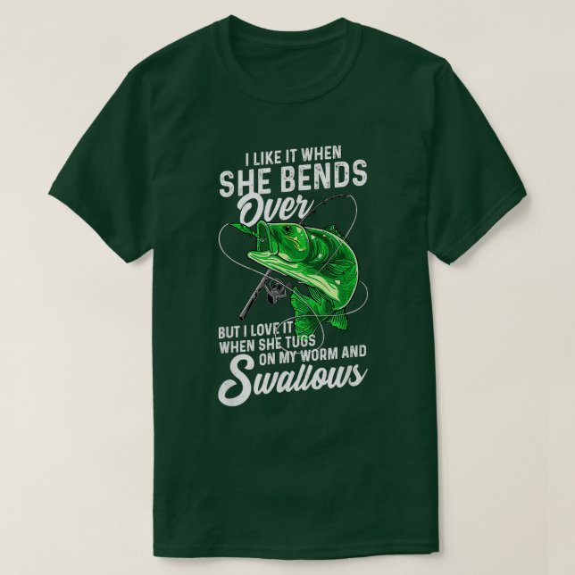 Manar gillar det när hon böjer sig över fiskegåvor t shirt (Design framsida)