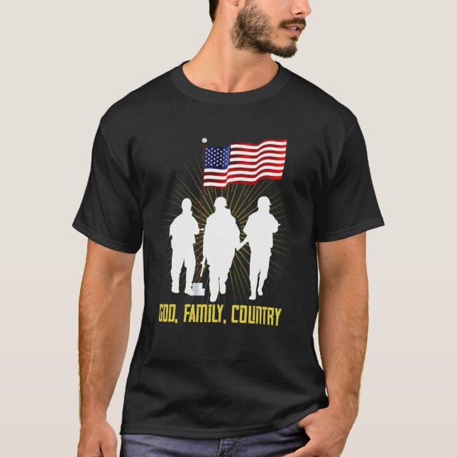 Manar guds familj Land Proud Soldier American Pri T Shirt (Framsida)