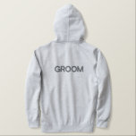 Manar Hoodie Groom Broderad Luvtröja<br><div class="desc">För Groom är det en läcker grått färg hoodie att slappna av i. Grått färg broderade text på framsidan och baksidan.</div>