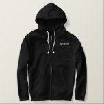 Manar Hoodie Groom Broderad Luvtröja<br><div class="desc">Groom som visas är en svart hoob att slappna av i. Vit broderad text framtill och baktill.</div>