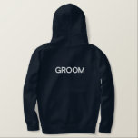 Manar Hoodie Groom Broderad Luvtröja<br><div class="desc">För Groom är det en marinblå färg-hoodie att slappna av i. Vit broderad text framtill och baktill.</div>
