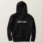 Manar Hoodie Groom Broderad Luvtröja<br><div class="desc">För Groom är det en svart hoob att slappna av i. Vit broderad text framtill och baktill.</div>