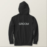 Manar Hoodie Groom Broderad Luvtröja<br><div class="desc">För Groom,  som visas är en Heather Charcol färg hoodie att slappna av i. Vit broderad text framtill och baktill.</div>