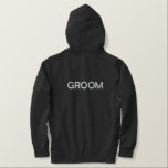 Manar Hoodie Groom Broderad Luvtröja<br><div class="desc">För Groom, som visas är en Heather Charcol färg hoodie att slappna av i. Vit broderad text framtill och baktill.</div>
