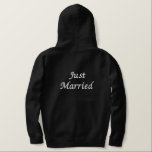 Manar Hoodie Ny gifta Broderad Luvtröja<br><div class="desc">För Groom som visas är en svart blixtlås som ska slappna av i. Vit broderad text framtill och baktill/Ny gifta. Anpassa det här objektet eller köp som det är.</div>