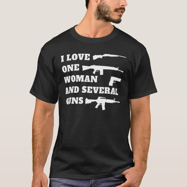 Manar I Kärlek One Woman och flera Guns Tshirt 2A  T Shirt (Framsida)