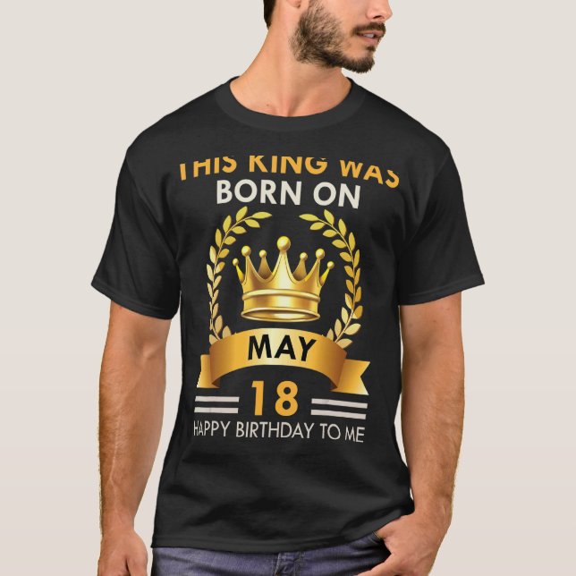 Manar i Kung föddes den 18 maj Grattis på födelsed T Shirt (Framsida)