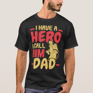 Manar jag har en hjälte som jag kallar honom Pappa T Shirt