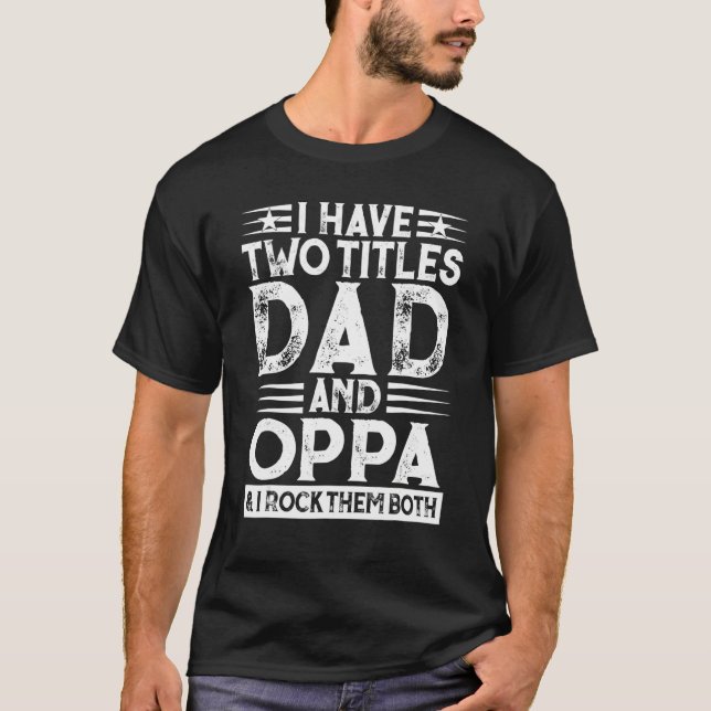 Manar jag har två titlar Far och Oppa Pappa pappa  T Shirt (Framsida)