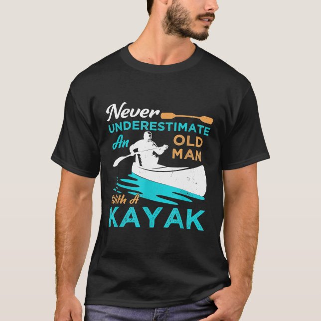 Manar Kayak Älskare-gåva underskattar aldrig ett g T Shirt (Framsida)