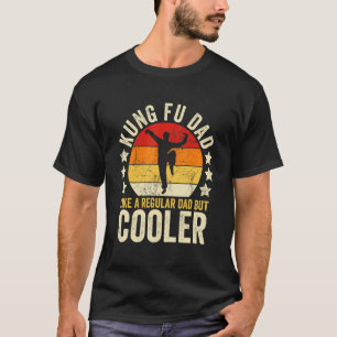 Manar Kung fu Pappa som en vanlig Pappa, men kolar T Shirt