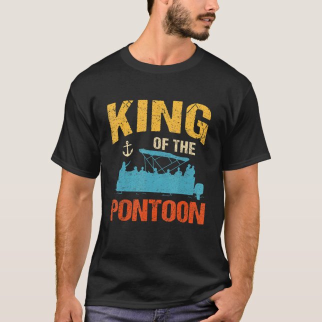 Manar Kung vid Pontoon Boat Kapten Pappa T Shirt (Framsida)